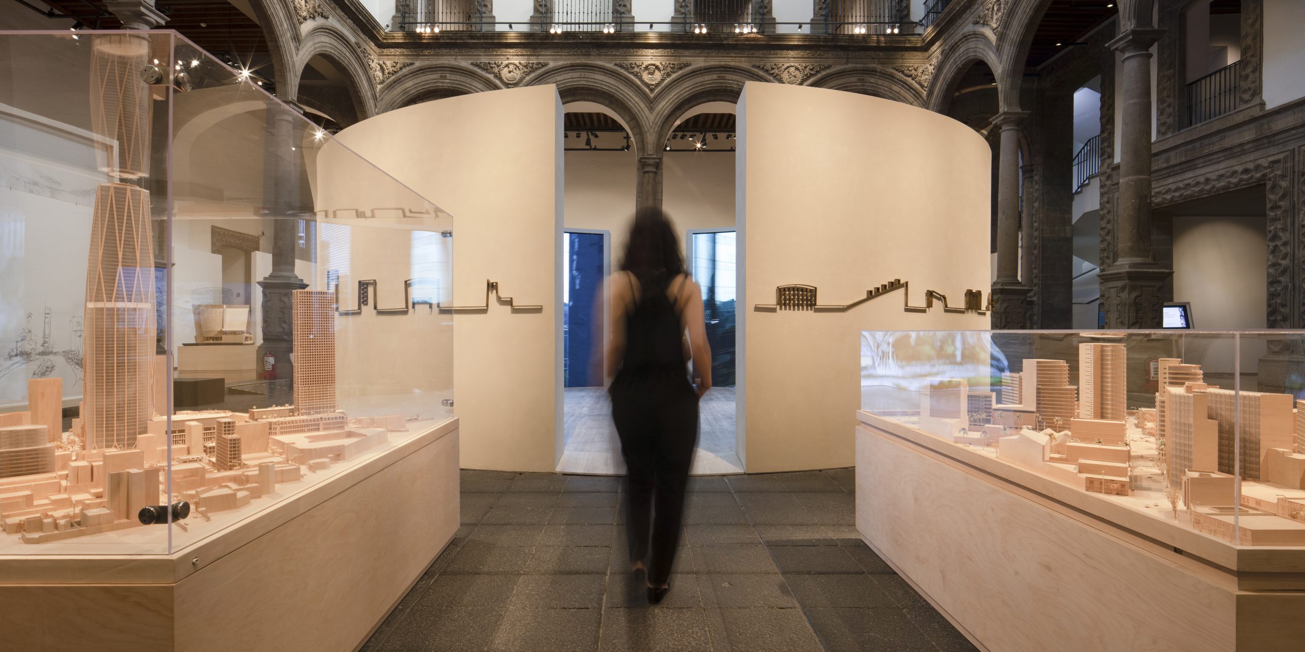 Modelos expuestos en la Shaping Transformation en el Palacio de Iturbide de Ciudad de México, que recogen la obra de Sordo Madaleno.