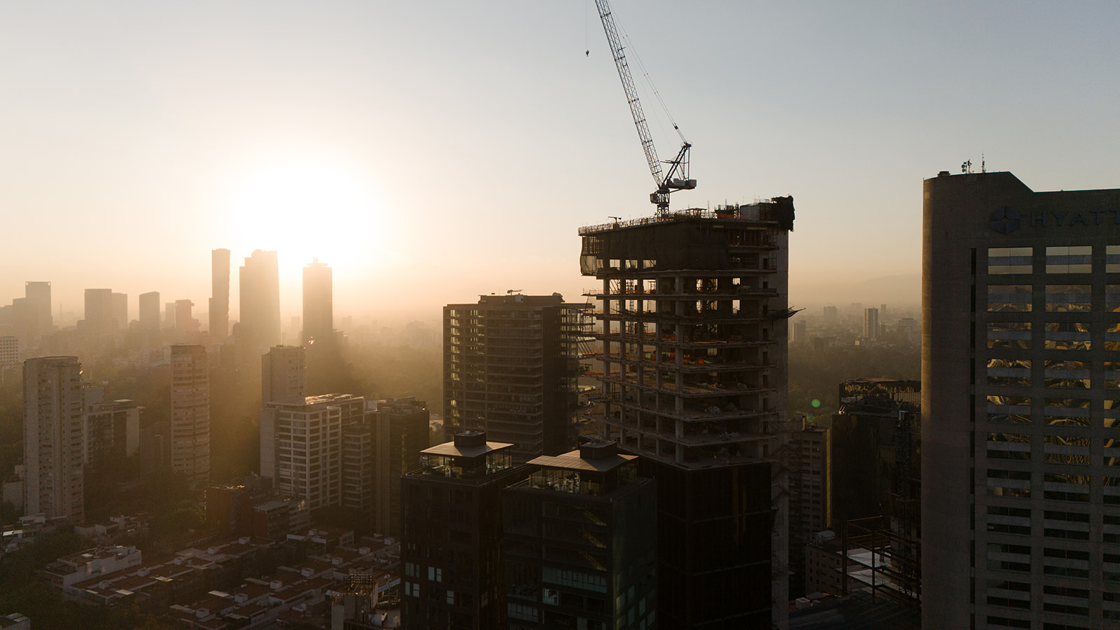 La torre del Park Hyatt de Ciudad de México, en construcción al amanecer, se eleva sobre el horizonte de Polanco junto al Hyatt Regency ya existente. Por Sordo Madaleno.