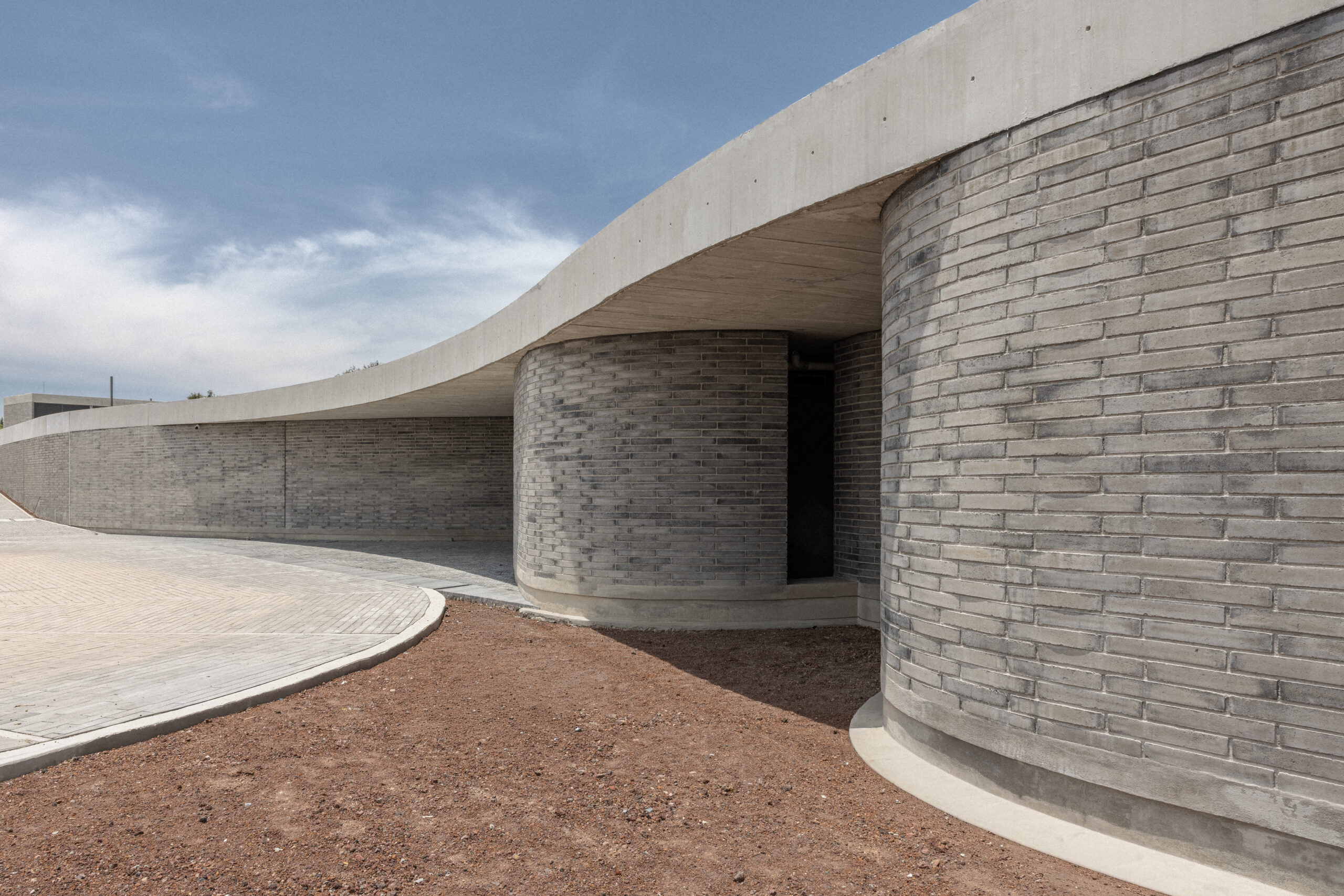 Concreto curvas Tabique  Concreto de Canadian School construcción sobre terreno volcánico, en Cholula, Puebla. Obra de Sordo Madaleno.
