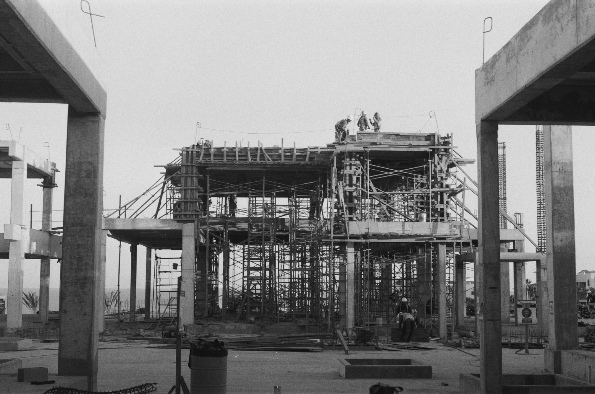 Labourers construct the concrete formwork at Ánima Village