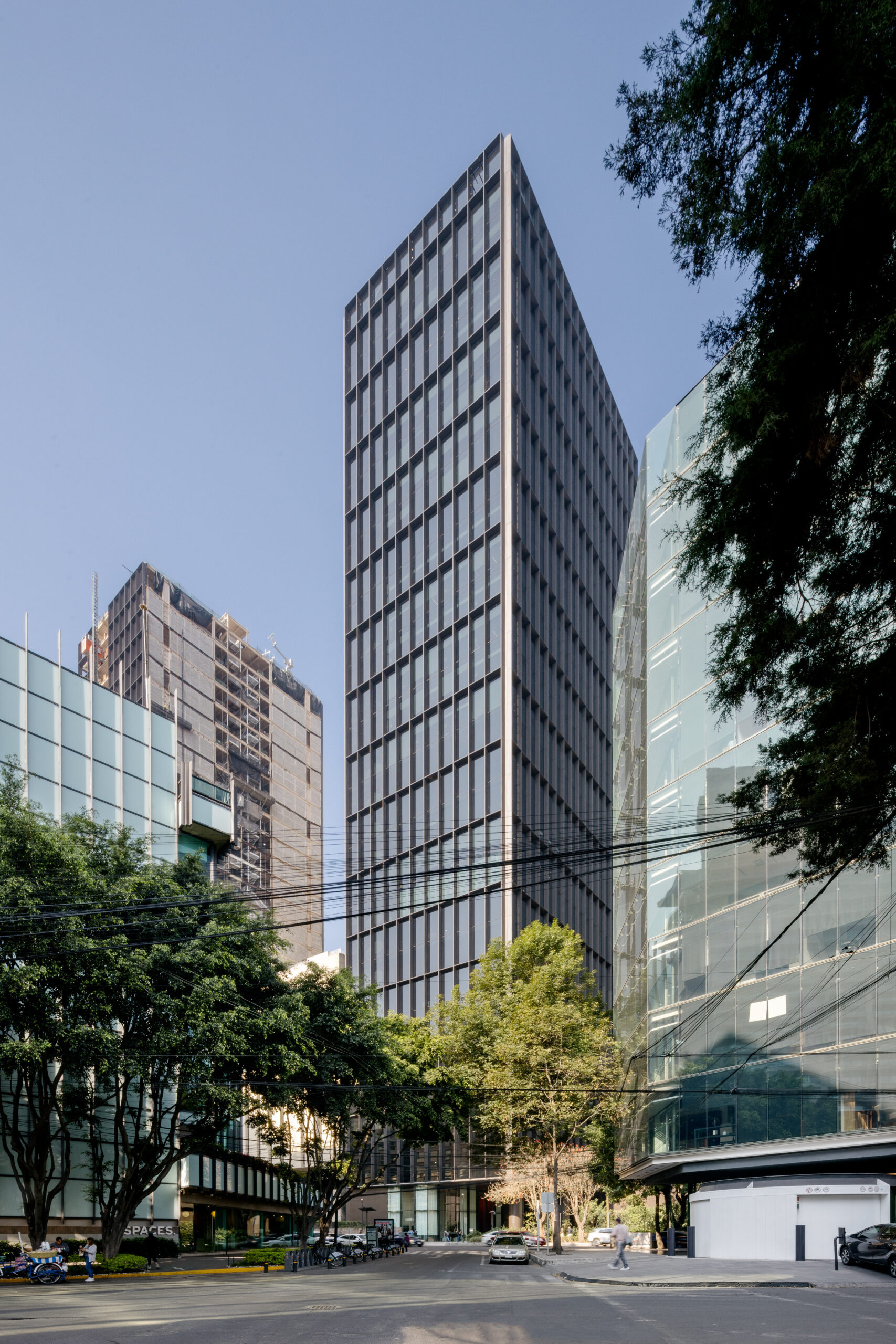 Vista de la calle de las torres acristaladas de uso mixto del Park Hyatt Mexico City en el Paseo de la Reforma, Polanco, Ciudad de México. Obra de Sordo Madaleno.