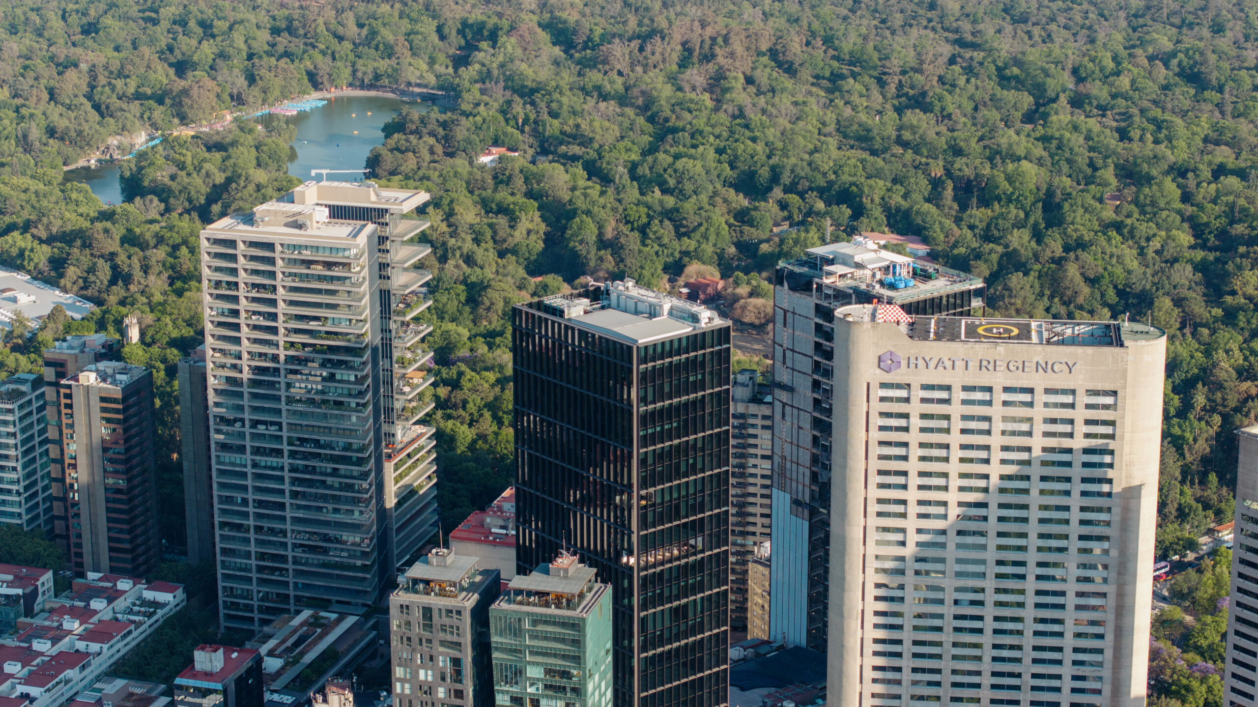 Vista aérea de la torre del Park Hyatt México D. F. elevándose sobre Polanco, junto al Hyatt Regency y el Bosque de Chapultepec. Por Sordo Madaleno.