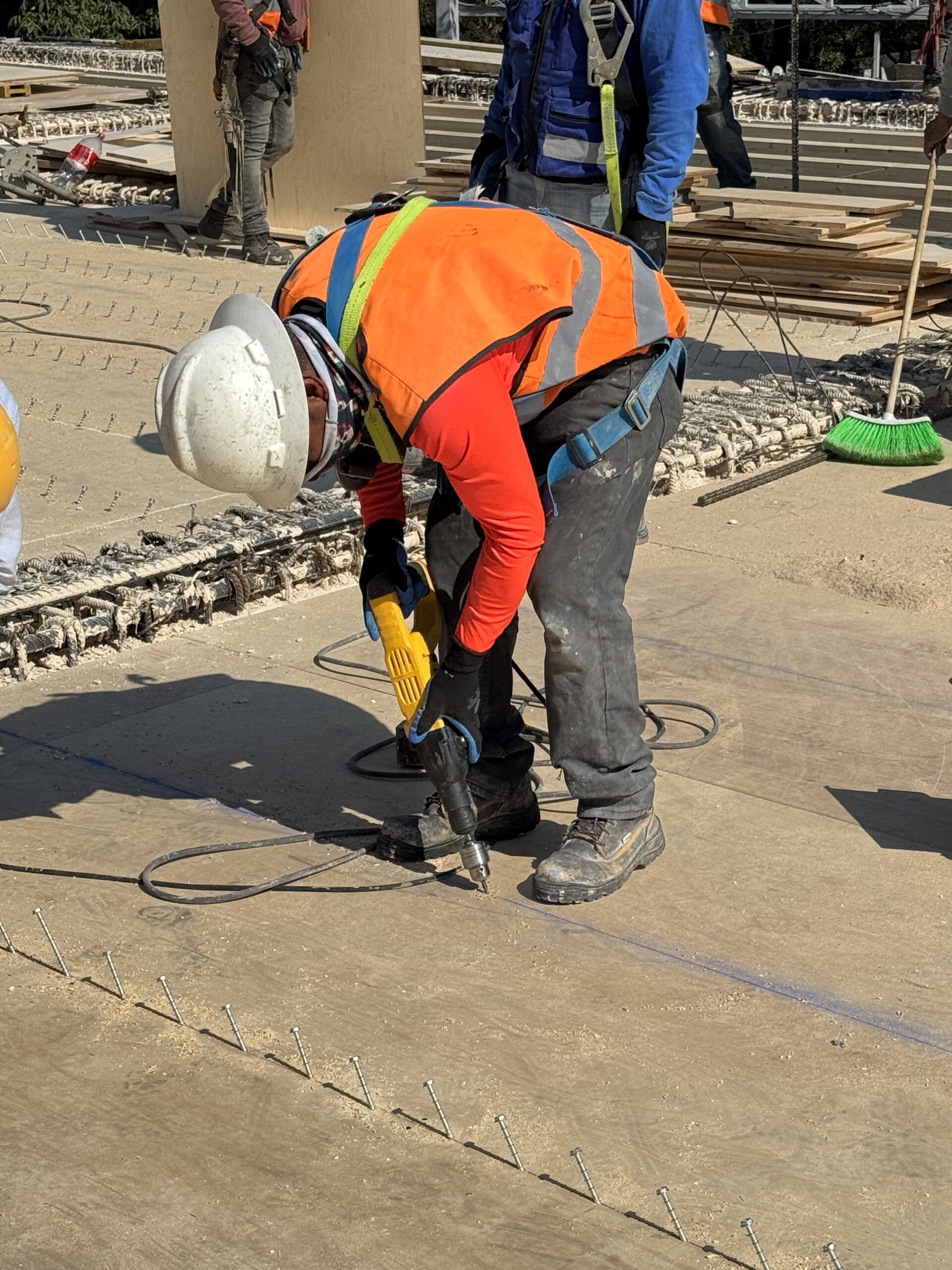 Instalación de tornillos de cabeza hueca en un sustrato de contrachapado ACX — sistema de sueloConcreto , Corporativo SOMA