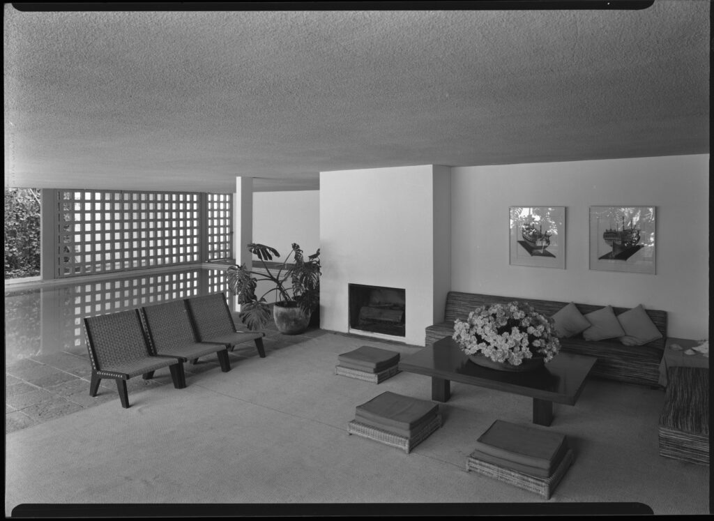 habitación con muebles diseñados por Clara Porset