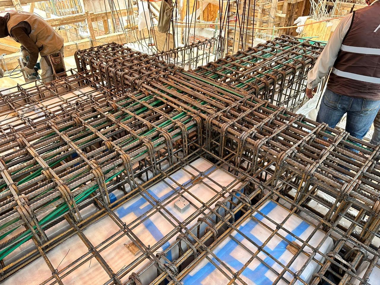 Estructura de acero reforzado durante la construcción — Casa SM