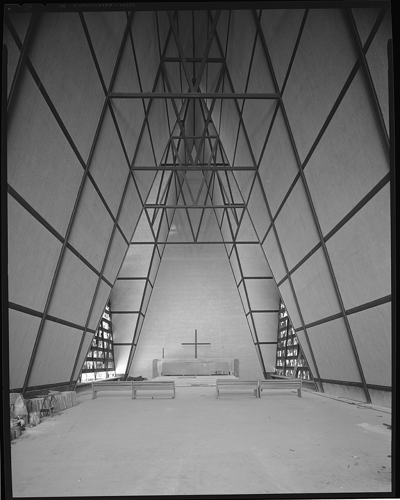 Archival photograph of San Ignacio de Loyola Church interior under construction, showing the steel triangular frame and altar. Juan Sordo Madaleno, 1961.