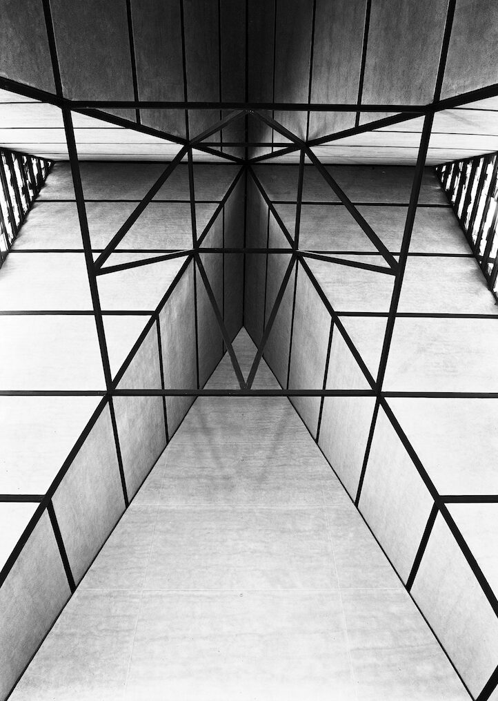 Estructura interior de acero, iglesia de San Ignacio de Loyola, Polanco, Ciudad de México. Juan Sordo Madaleno, 1961.