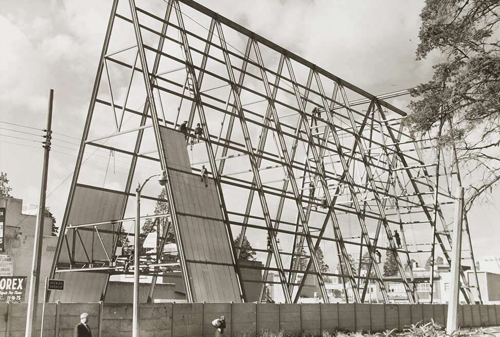 Fotografía de archivo que documenta la construcción de la estructura de acero de la iglesia de San Ignacio de Loyola, en Polanco, Ciudad de México. Juan Sordo Madaleno, 1961.