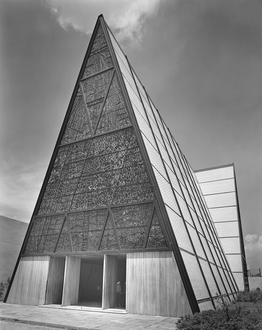 Fachada de azulejos cerámicos y vitrales de forma triangular de la iglesia de San Ignacio de Loyola, en Polanco, Ciudad de México. Juan Sordo Madaleno, 1961.