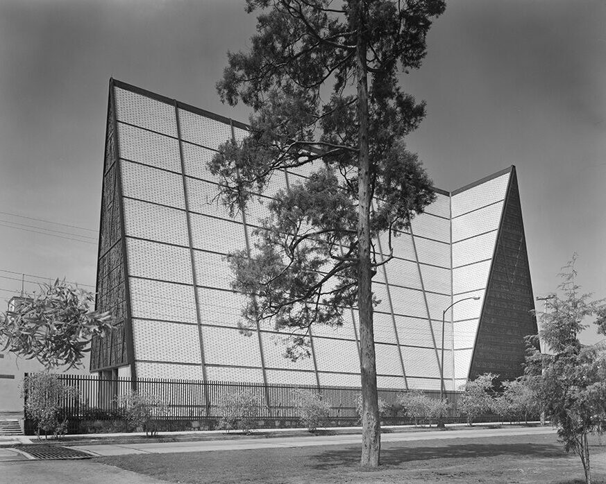 Imagen de archivo de la iglesia de San Ignacio de Loyola, en Polanco, Ciudad de México. Fachada triangular de cerámica. Juan Sordo Madaleno, 1961.
