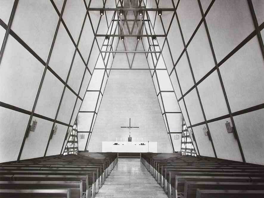 Fotografía de archivo del interior de la iglesia de San Ignacio de Loyola en fase de construcción, en la que se aprecian la estructura triangular de acero y el altar. Juan Sordo Madaleno, 1961.