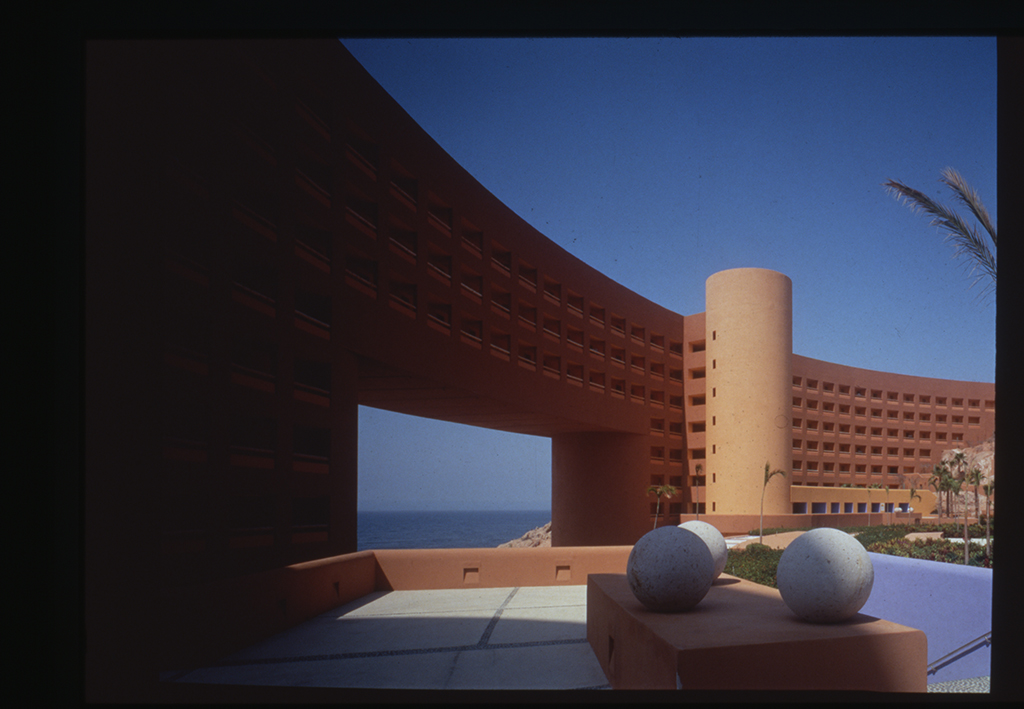 Fotografía de archivo del Westin Regina Los Cabos en la que se aprecia la ventana con vistas al mar que se abre en la pared curva del hotel, 1993. Sordo Madaleno.