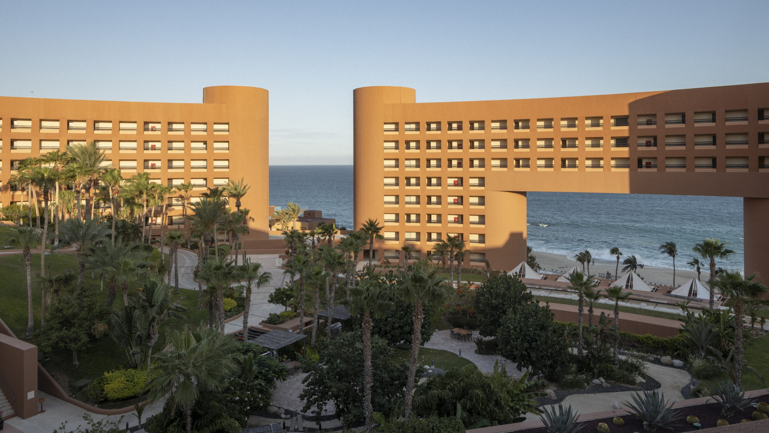 La ventana al mar: abertura central en la pared curva del hotel Westin Regina Los Cabos, que enmarca el mar de Cortés y el jardín oasis. Obra de Sordo Madaleno.