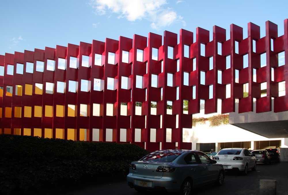 Fachada Concreto de Concreto Rojo» del Hotel Camino Real, Ciudad de México. Ricardo Legorreta, 1968. Fotografía © Mary Ann Sullivan.