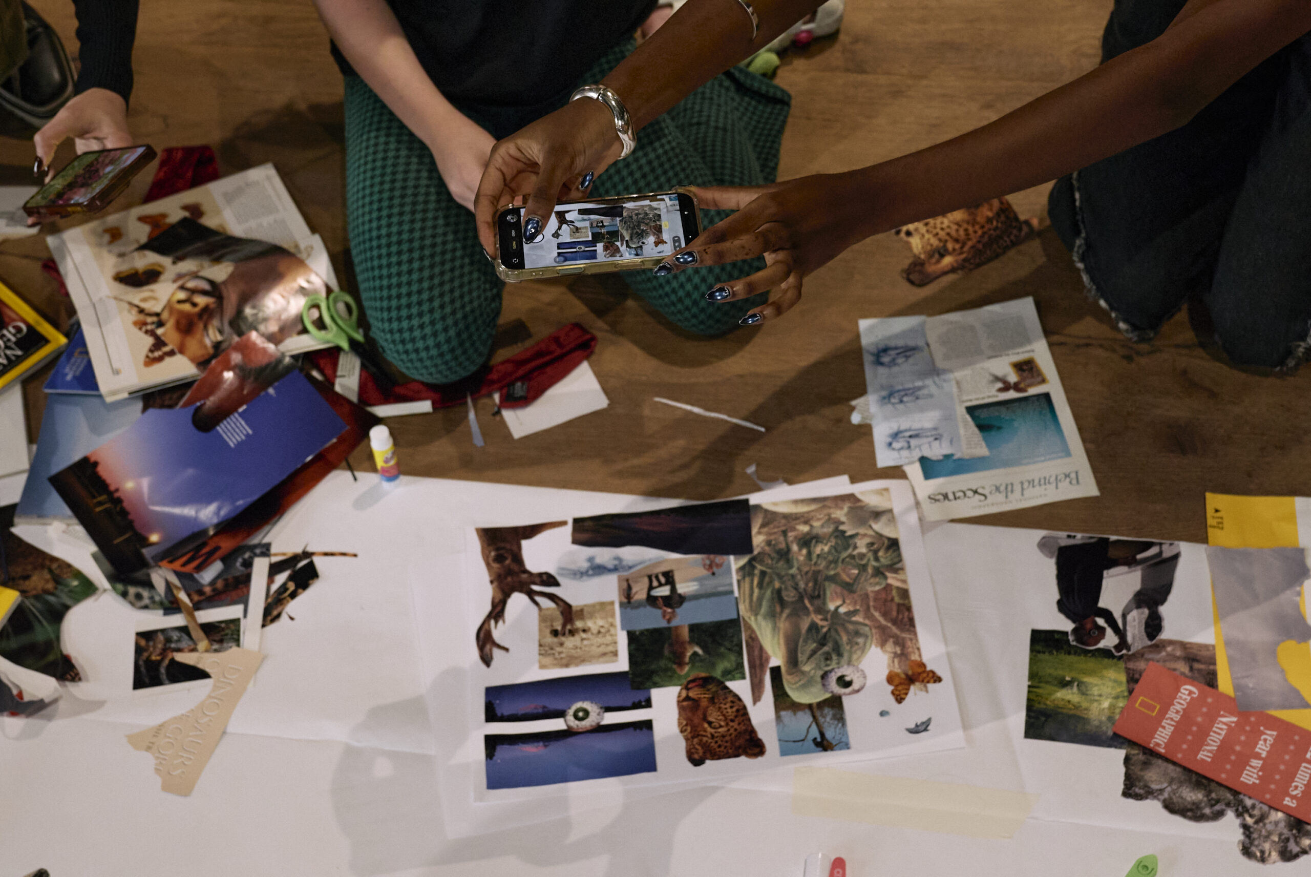 Vista aérea de los participantes fotografiando un collage de recortes de revistas en el taller «Straw-ctural Designers», Festival Open House 2026, Londres